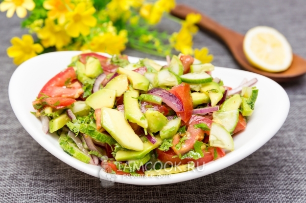 Συνταγή σαλάτας λαχανικών με αβοκάντο, αγγούρι και ντομάτα