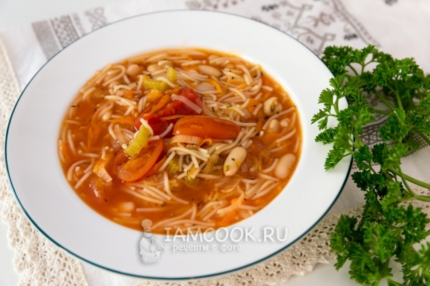 豆とパスタを入れた野菜スープの写真