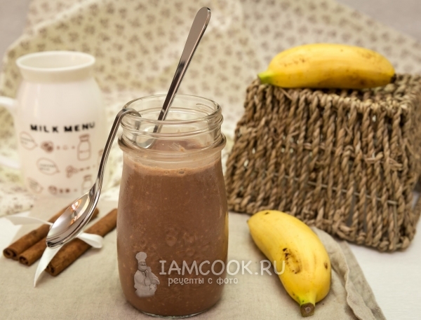 Fotografie ovesné vločky v nádobě s kakaem a banánem