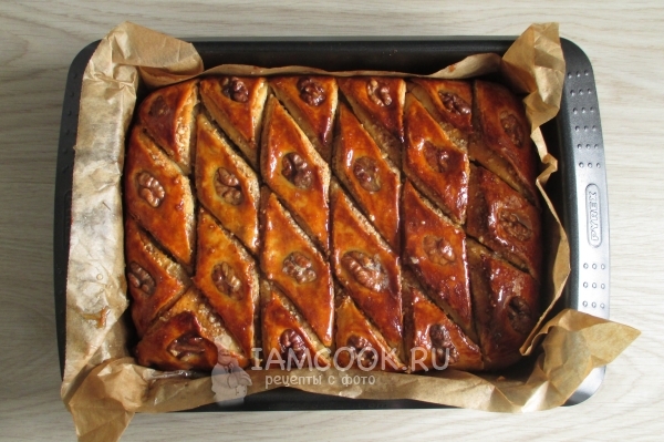 Снимка на баклава с орехи и мед (от мая тесто)