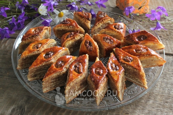 Рецепта баклава с орехи и мед (от мая тесто)