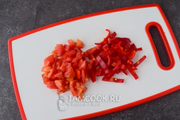 Izrežite paprike i rajčicu