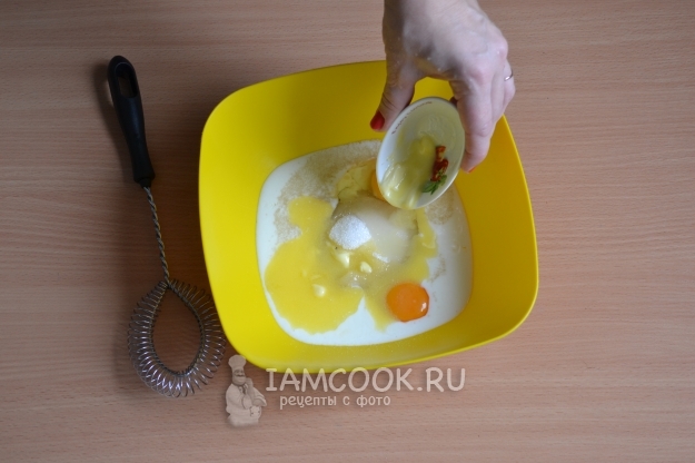 添加鸡蛋和黄油
