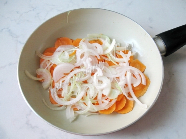 胡萝卜与洋葱在平底锅里