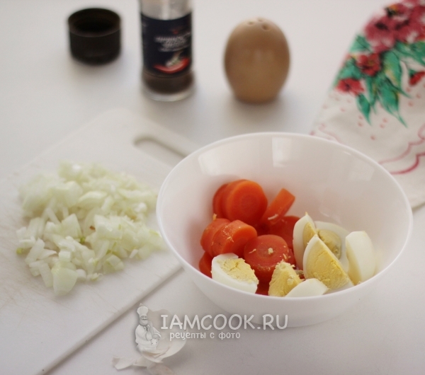 Нарежете моркови, лук и яйца