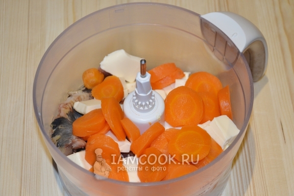 Gabungkan ikan herring, wortel, mentega, dan keju