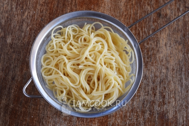 Hakkaa pasta sementtipulloon