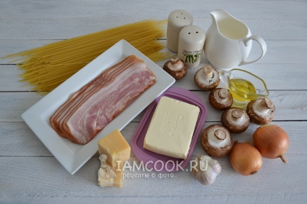 Ingredientes para pasta carbonara con tocino, champiñones y crema