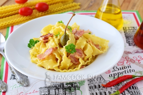 Foto pasta Carbonara dengan bacon dan krim