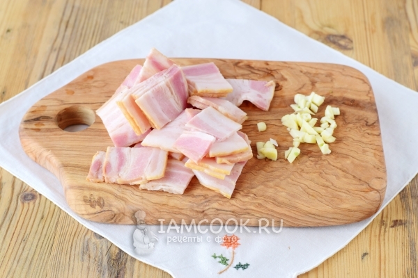 Potong bawang putih dan bacon