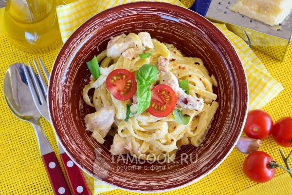 Resep untuk pasta Carbonara dengan ayam dan krim