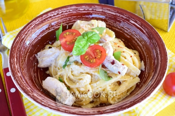 Foto pasta Carbonara dengan ayam dan krim