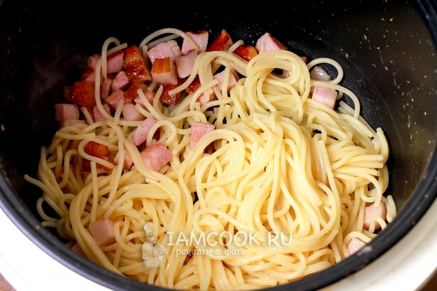 Sæt baconet til pastaen