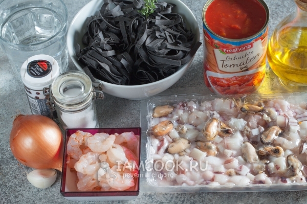 المكونات للمعكرونة مع المأكولات البحرية في صلصة الطماطم