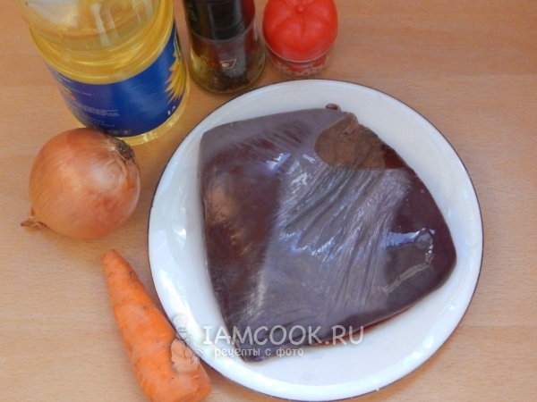 المكونات لحم الخنزير الكبد المقلية مع البصل والجزر