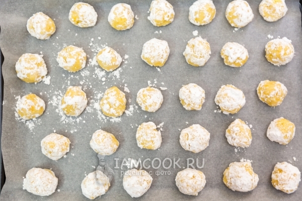Roll balls of dough in powdered sugar
