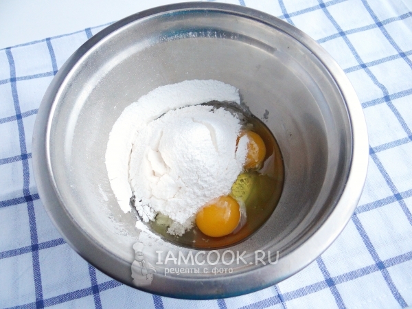Комбинирайте яйца и захар на прах