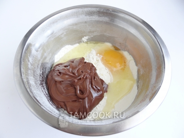 添加鸡蛋和巧克力酱
