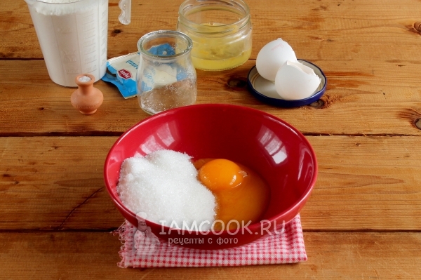 Ανακατέψτε το αυγό και τη ζάχαρη