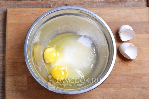 Connect the eggs with sugar