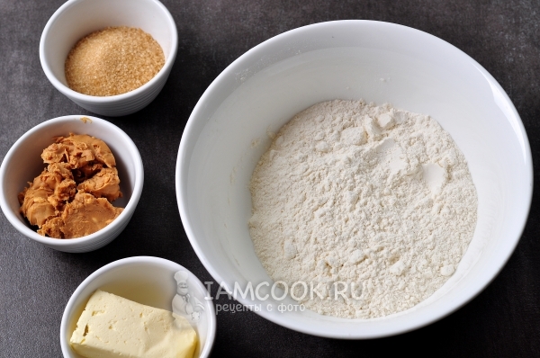 مزيج الدقيق مع الملح ومسحوق الخبز