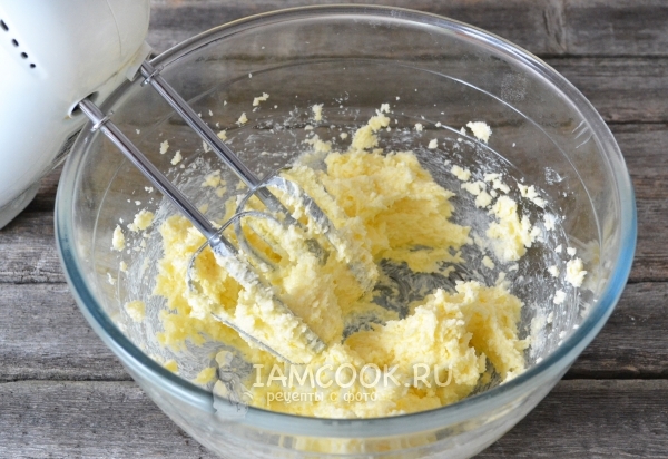 מקציפים את החמאה עם הסוכר