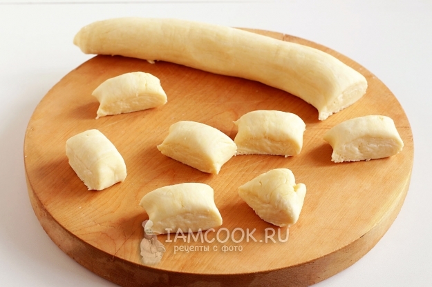 Cut the dough into slices