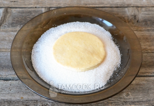לשים מעגל של בצק לסוכר