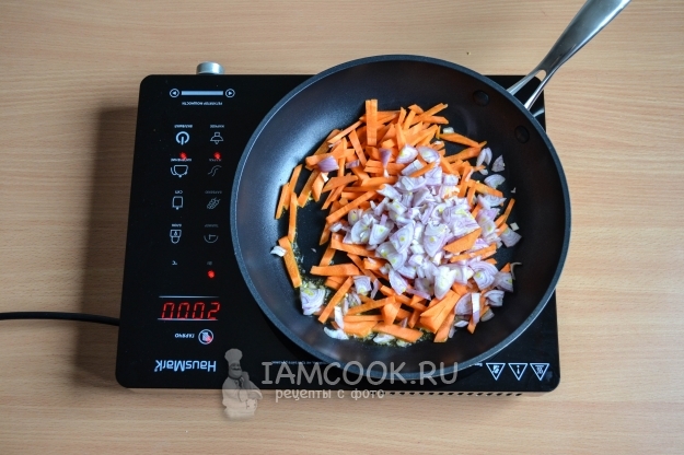 Βάλτε τα κρεμμύδια και τα καρότα σε ένα τηγάνι