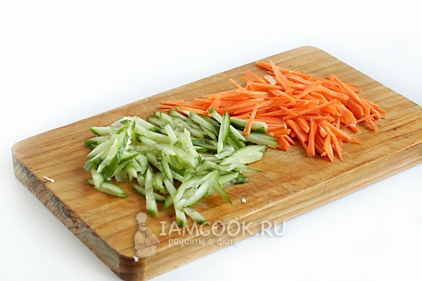 Изрязани краставици и моркови