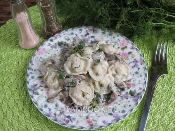 Valmis dumplings sieniä potissa uunissa