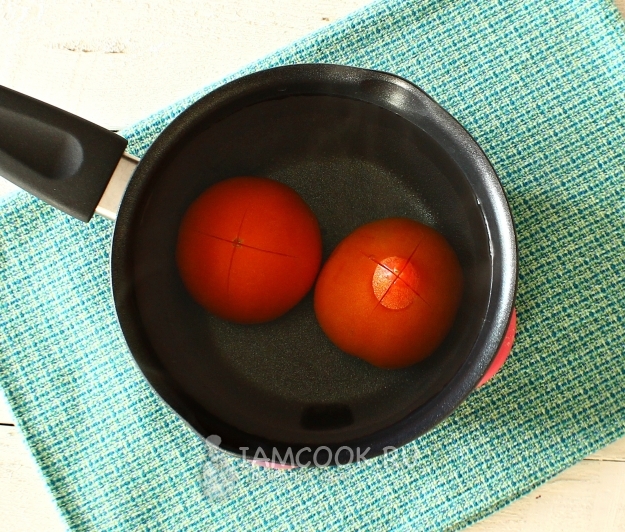 Изсипете домати с вряща вода