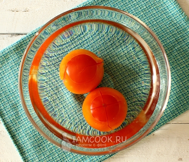 Поставете доматите в студена вода