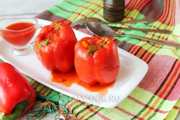 Photo of pepper stuffed with vegetables, in tomato pouring