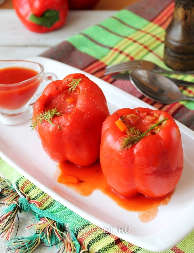 Recipe for peppers stuffed with vegetables, in tomato pouring
