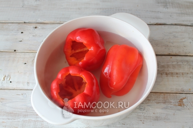 Pour the peppers with boiling water