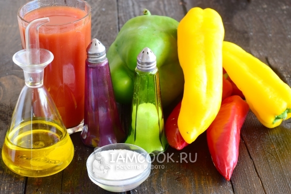 المكونات للفلفل البلغاري في عصير الطماطم لفصل الشتاء