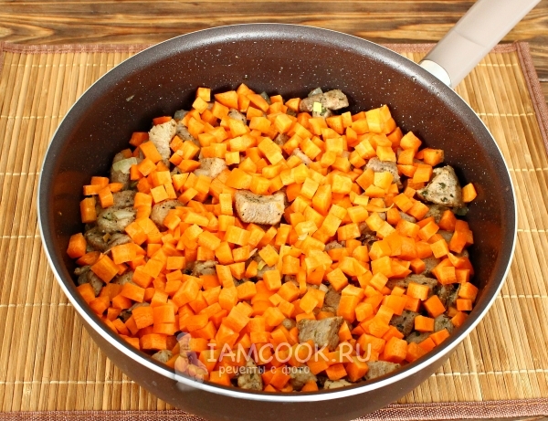 Pour carrots into the pan