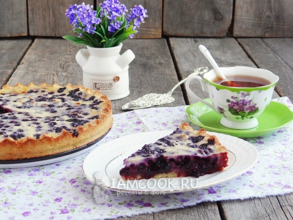 Ready-made shortbread pie with blueberries