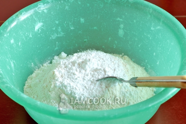 Combina harina, azúcar en polvo y sal