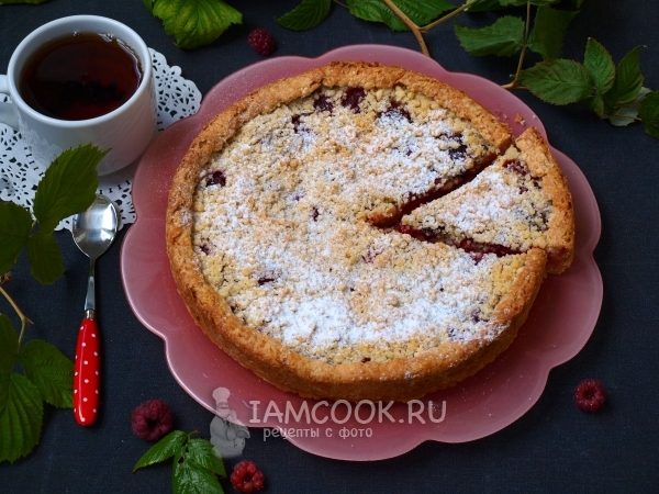 Photo of short pie cake with raspberry