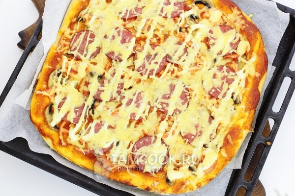 Recept na pizzu na kvasnicovém těstě s klobásou