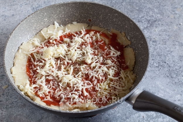 Поставете доматения сос и сиренето