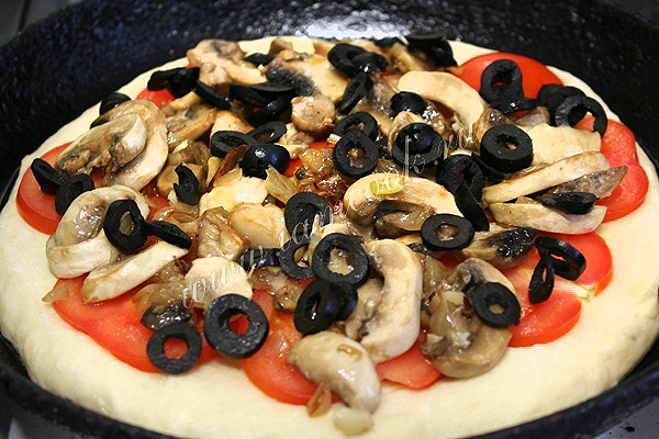 Fasten Pizza mit Pilzen