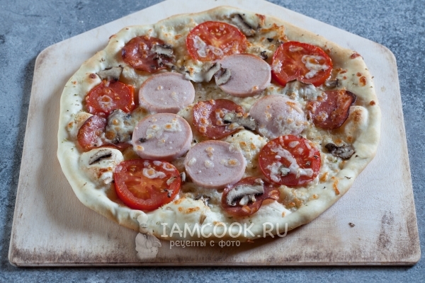 Resep untuk pizza dengan jamur, sosis, tomat, dan keju