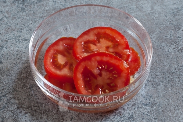 Tuang tomat dengan mentega bawang putih