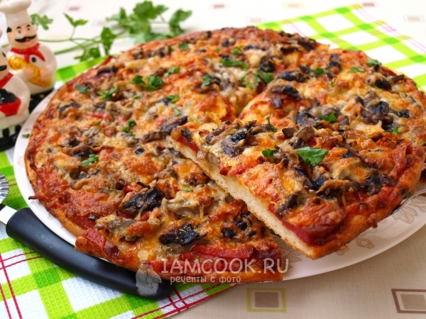 Foto pizza dengan jamur dan sosis