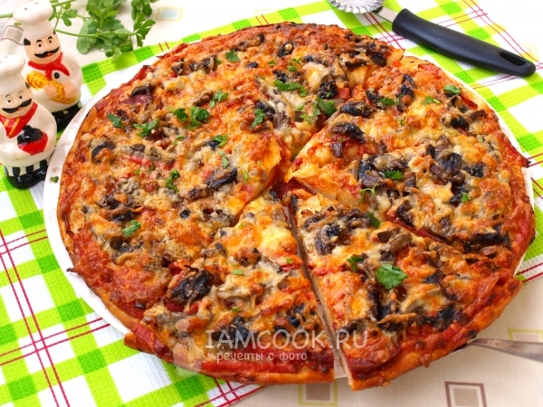 Resep untuk pizza dengan jamur dan sosis