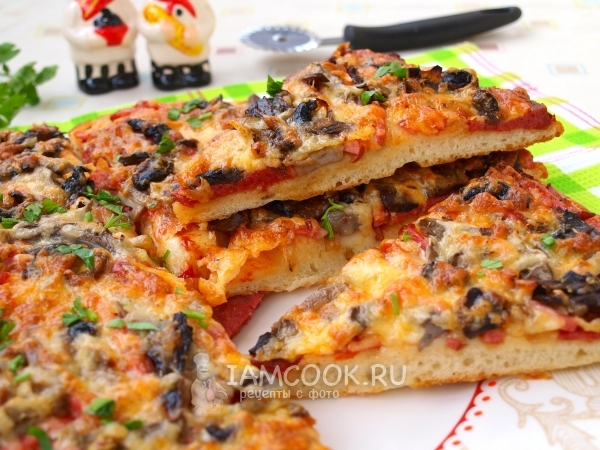 Pizza mit Pilzen und Wurst