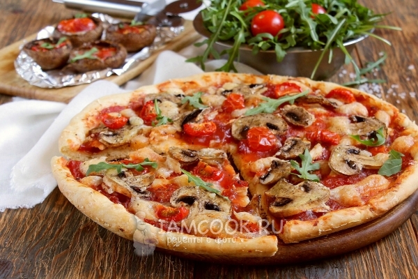 Foto pizza dengan jamur dan keju